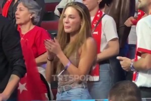 兄弟们这个喜欢吗？奥斯曼在战胜波兰赛后拥抱场边女友