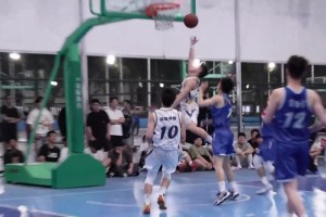 某高校国产樱木花道！20秒怒摘8篮板燃爆全场！