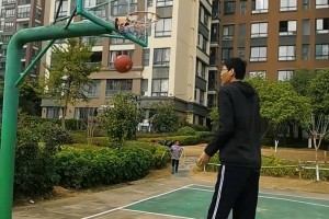 2米43中国巨人小崔！摸高3米25！坐高1米25！臂展2米5