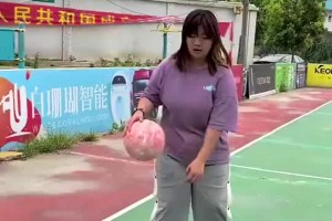 在野球场遇到如此微胖妹纸，吧友们敢和她打1v1么？