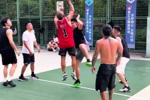 野球场73岁罗斯大爷还能这么跳投，真罗斯都不一定做得到？