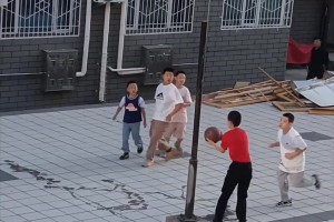 这个小区是不是应该反思一下：为什么孩子打球没有篮筐？