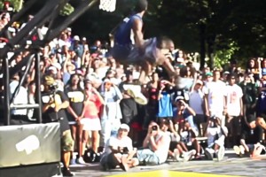 小伙你这是对人家妹子真下手啊，认真的防守才是最好的尊重