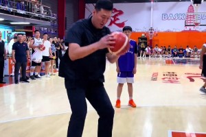 CBA八冠中锋苏伟开班授课 教小朋友运球跳步投篮技巧