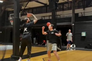 这个人到底会不会打篮球啊，怎么老是脱手