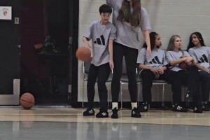 170少年篮球场突然发起对198女教练的挑战 结果三投三中！