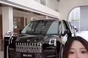 姿势不论，不得不说，她穿这件魔术1号真的很合身