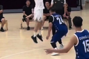 不懂就问：打球遇到这种往前跳投篮的人该怎么防