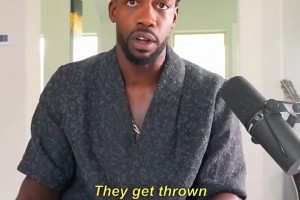 晚上百分大战！来看看追梦大学时候是怎么样打球的