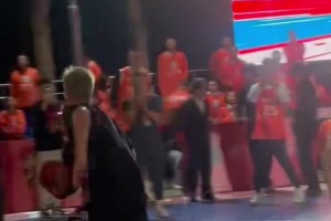 追梦为徐静雨送出丝滑妙传！但徐静雨被镇守篮下的郭艾伦大帽！