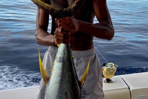 海王带大哥捕鱼亚当斯社媒晒与KD出海照！这大鱼得超1米？