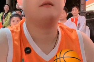 赵本山一来到东北明星篮球活动现场，就问：艾伦呢，艾伦呢？