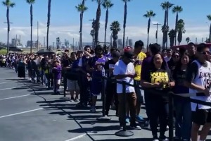 湖人颜值担当？感受一下里夫斯在洛杉矶有多少球迷