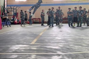 “不是哥们，你带个眼镜，我以为文弱书生呢”