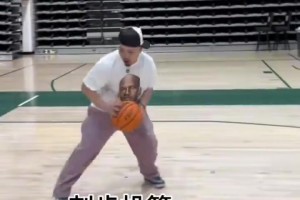 杨瀚森去开拓者球迷商店里淘了两件自己的球衣，是送给朋友的吧？