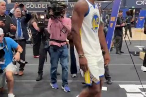 加起来一百多岁了！库里+追梦+巴特勒媒体日同框合影