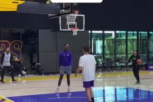 湖人训练营开始第一天，艾顿和斯玛特首次参加团队训练！