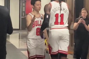 河村这小身板比同队的后卫都矮了一大截