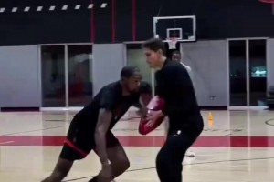 卡佩拉：第一次和谢泼德交手时，他连续投进了差不多10个球