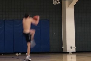 这个真是逆天！国产扣将上演史诗级双胯下不可思议扣篮