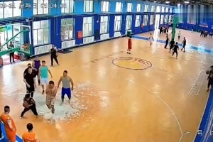 这要是吧友就直接躺着报警了？球场胖哥不满被划伤直接掀翻黑衣男