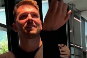 谁才是湖人的转球大师？东契奇居然能无缝换手指转