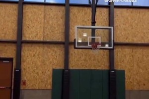 登哥训练秀单打撤步脚步 依旧难防！