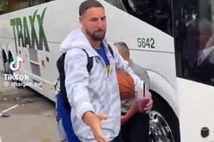 还是真爱！浓眉为湖人球迷球衣签名