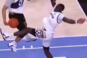 史上最疯狂的扣篮大赛之一！你可以随便扣，但是有人防你！