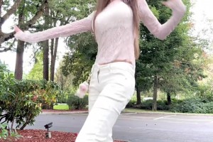 这大长腿跳的不赖啊！周玲安：我也来跳Angel柠檬叉~