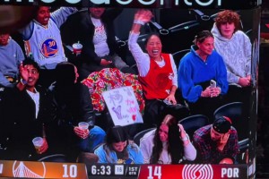 “军火商”网红珠珠姐今天又来现场应援杨瀚森了