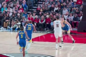 还是太无私了！杨瀚森抢篮板持球推进到前场，出球后队友失误了…