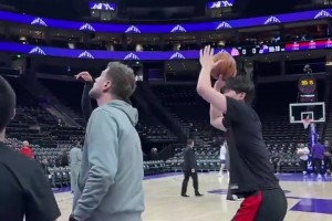 期待今天发挥！在斯普利特指导下，杨瀚森赛前热身猛练小抛投