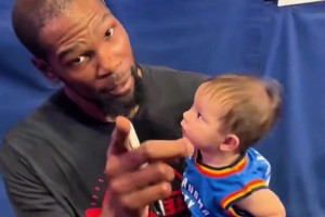 连登哥都有后了！杜兰特抱着雷霆球迷儿子 什么时候自己生啊