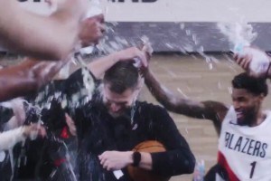 一扫阴霾！开拓者全员泼水庆祝斯普利特首胜小杨泼得很开心啊