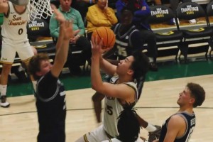 太帅了！王俊杰在NCAA季前赛上演惊艳一条龙滞空上篮！